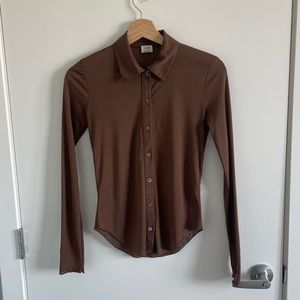 Aritzia Wilfred pose hip nylon button up